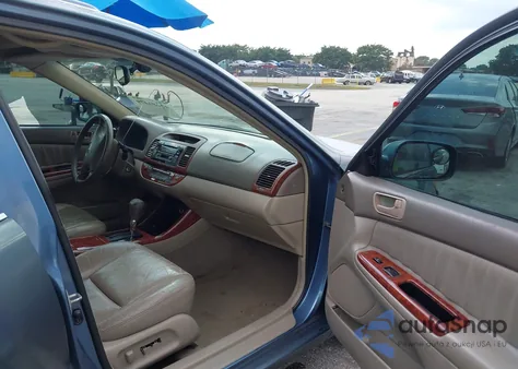 2002 Toyota Camry Xle z USA, uszkodzony, nr VIN 4T1BE32K02U616122